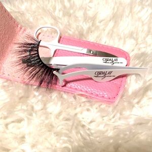 Chdalaybeauty Makeup eyebrow set that will help you with your lashes